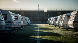 Castres : 100 caravanes de gens du voyage occupent illégalement la Borde-Basse, le maire RN coupe l&rsquo;eau et l&rsquo;électricité