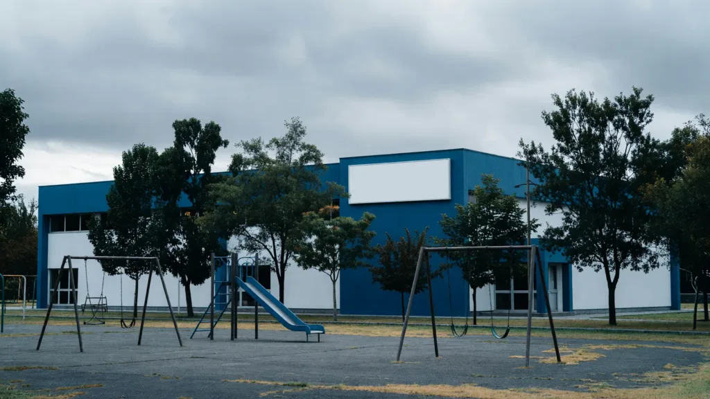 Charly : réunion publique sous tension après les plaintes pour viols contre l'animateur du centre de loisirs