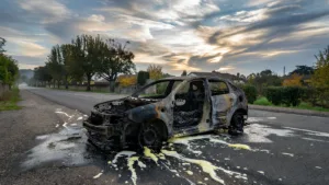 Châtellerault : une conductrice de 78 ans sauvée de sa voiture en feu par un passant