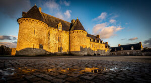 Conseil municipal houleux à Pontivy : diffamation, logements haut de gamme et château au menu