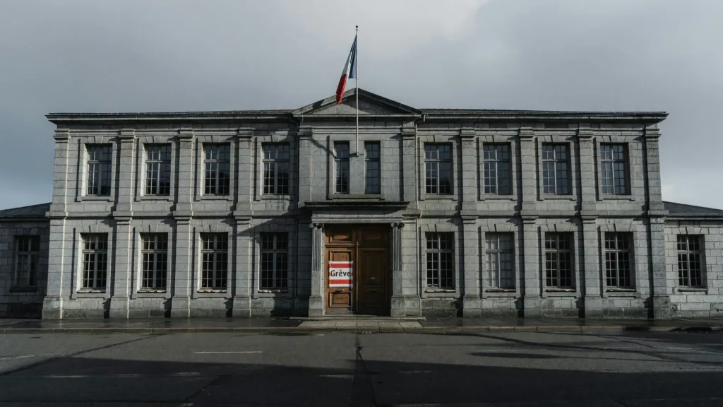 Couëron : un conseil municipal sous haute tension sur fond de fronde sociale et de suppressions de postes