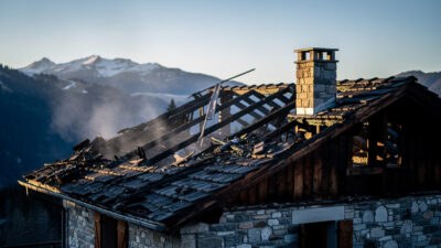 Crest-Voland : incendie nocturne d'un pavillon, la toiture en feu vers 3h