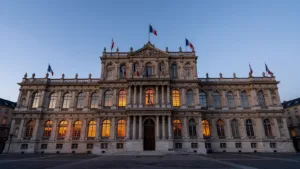 Dijon : Nathalie Koenders reçoit les insignes de chevalier de la Légion d’Honneur des mains de François Rebsamen
