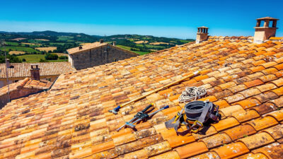 Drôme : un ouvrier de 19 ans meurt après un chantier de toiture, enquête ouverte