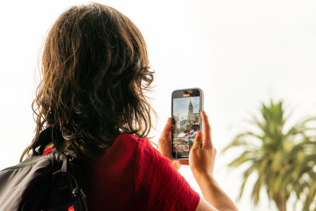 Rester connecté en voyage avec une eSIM