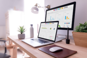 Poste de travail avec tableaux de bord de gestion sur ordinateur, illustration de la facturation électronique et des logiciels d'entreprise pour PME