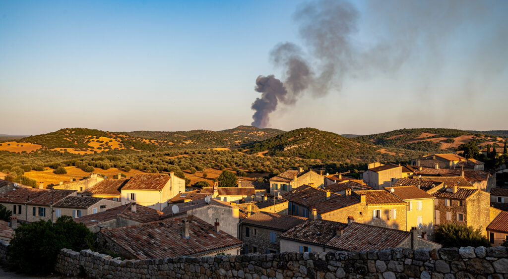Feu de végétation en cours à Saint-Marcel-sur-Aude près de la salle des fêtes