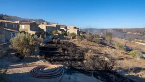 Forcalquier : un feu de poubelles menaçant des habitations maîtrisé in extremis
