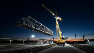 Gare d&rsquo;Agde : le grutage nocturne de la passerelle piétonne réalisé avec succès