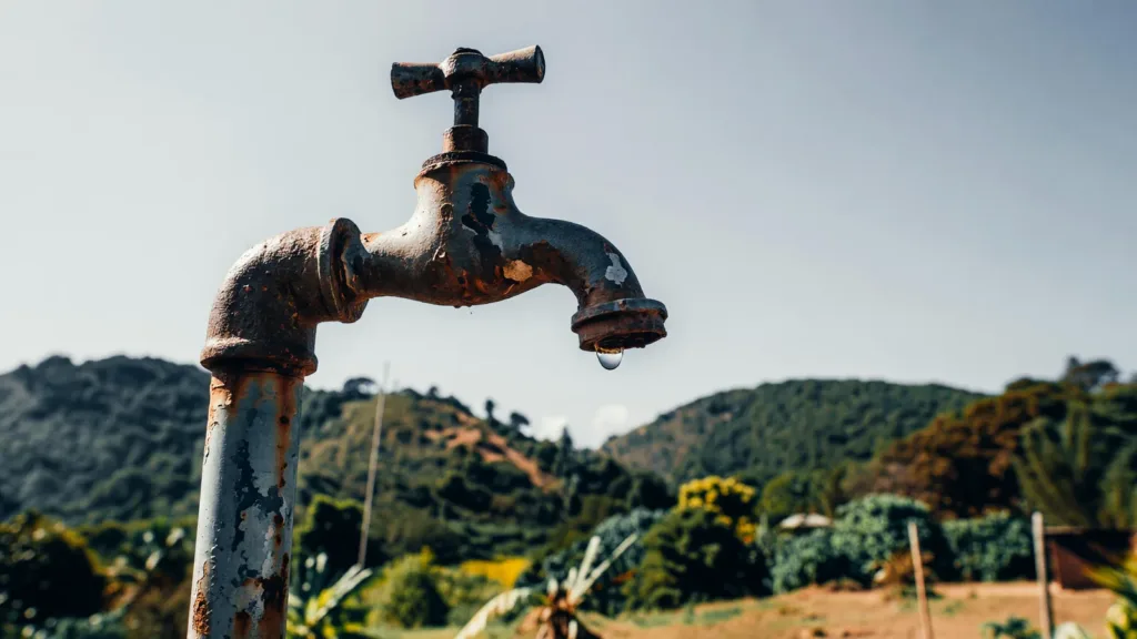 Guadeloupe : 40 ans de pannes d'eau, la population assoiffée malgré 226 M€ investis