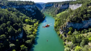Haute-Loire : un rafteur blessé secouru par hélicoptère dans les gorges de l'Allier