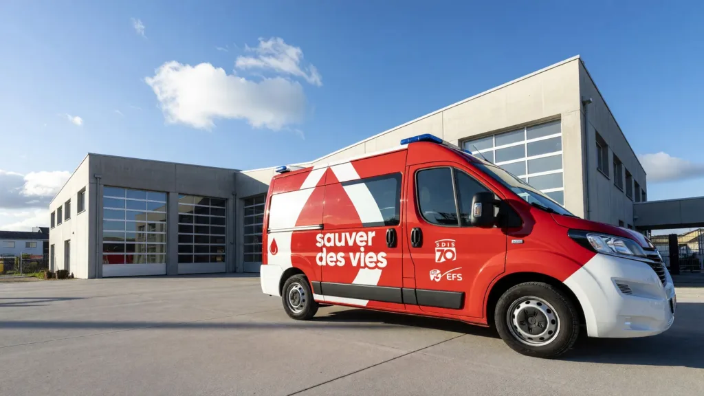 Haute-Saône : les véhicules de pompiers s'habillent aux couleurs du don de sang pour sauver des vies