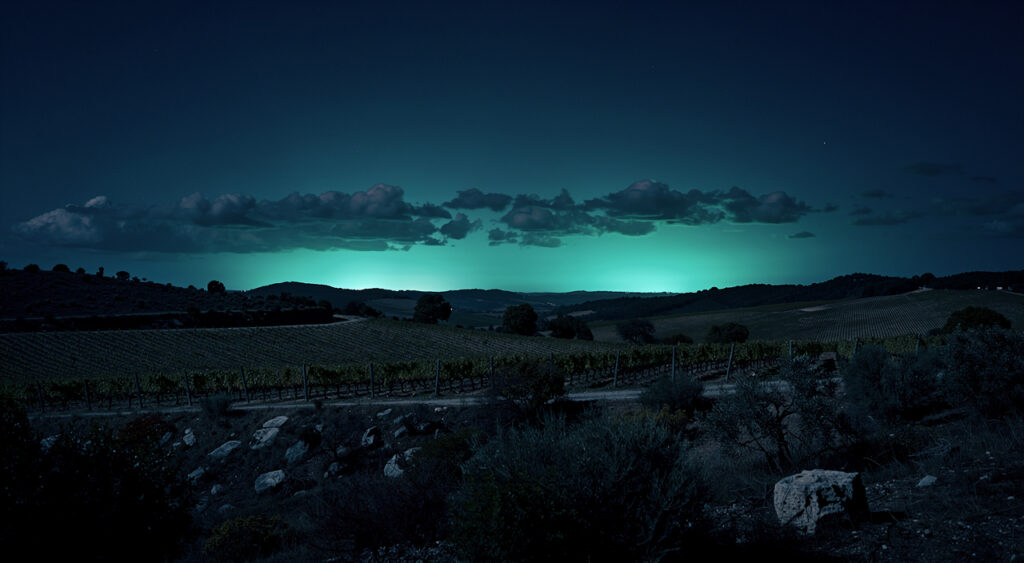 Hérault : un transformateur électrique en feu illumine le ciel en bleu-vert