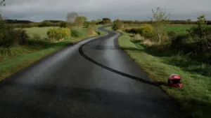Ille-et-Vilaine : un motard de 26 ans décède dans une collision à Gaël, une enquête ouverte
