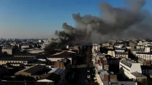 Incendie au garage Speedy d’Aubervilliers : un épais nuage de fumée, aucun blessé