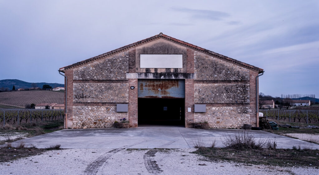 Incendie dans la cave coopérative de Villeneuve-Minervois : 84 pompiers mobilisés, flammes maîtrisées