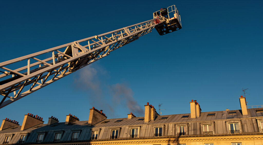Incendie dans le 16e : 300 m² en feu, trois blessés légers, une centaine de pompiers mobilisés