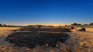 Incendie de prairie à Tourtoirac : deux hectares détruits par une étincelle lors de travaux agricoles
