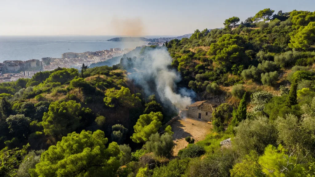 Incendie de végétation maîtrisé à Cannes : 78 pompiers et hélicoptère mobilisés