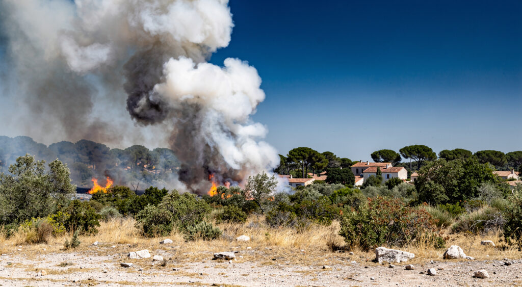 Incendie maîtrisé à Villeneuve-lès-Avignon : 2-3 ha brûlés, école et collège confinés