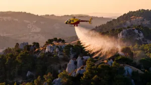 Incendies dans les Bouches-du-Rhône : le dispositif d&rsquo;hélicoptères bombardiers d&rsquo;eau activé face à la canicule