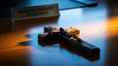 Ivry-sur-Seine : un élu RN brandit un crucifix en conseil municipal, le maire PCF saisit le préfet