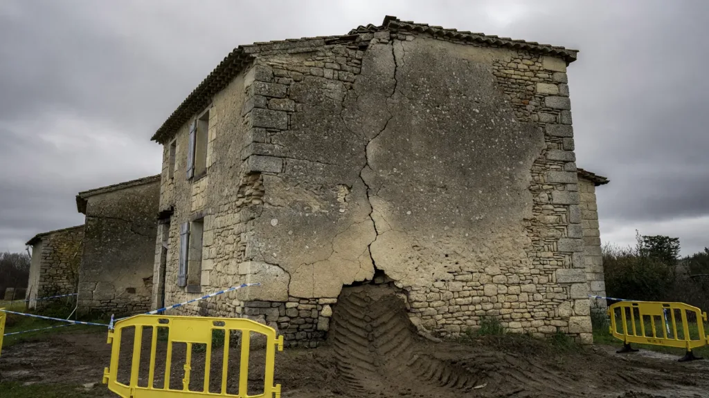 La Calotterie : un tracteur s'encastre dans une maison, 22 pompiers mobilisés