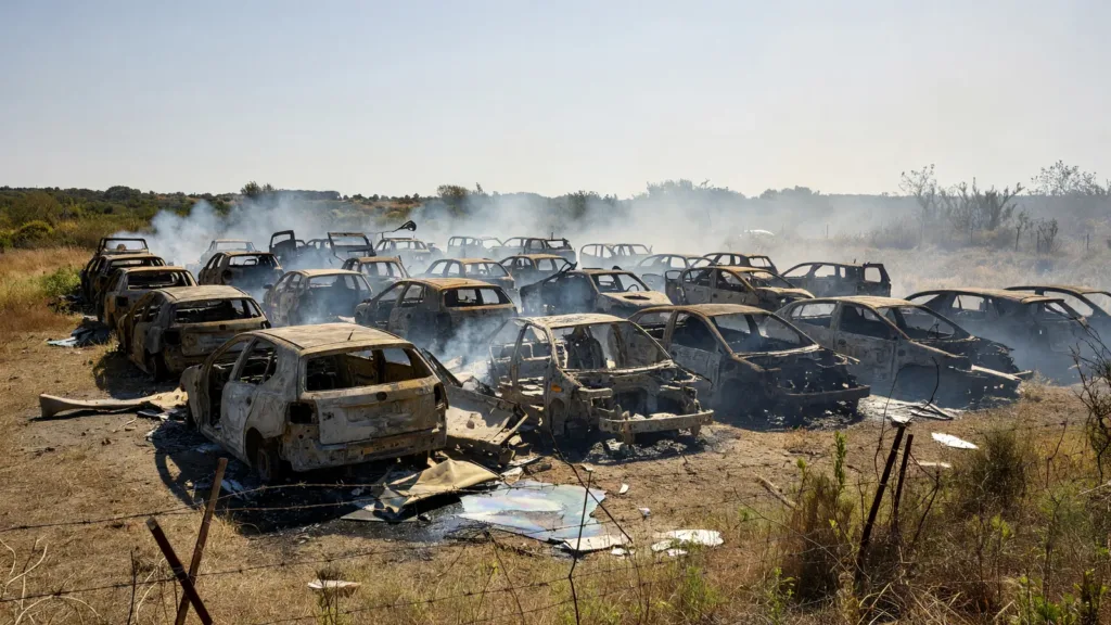 Lamanon : 30 pompiers maîtrisent un feu de 40 carcasses dans une casse automobile, 400 véhicules préservés