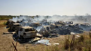 Lamanon : 30 pompiers maîtrisent un feu de 40 carcasses dans une casse automobile, 400 véhicules préservés