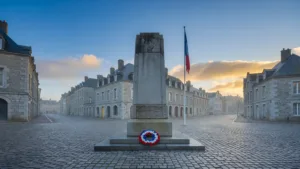 Laval : la préfète Baptista préside la commémoration du 18 juin avec des élèves