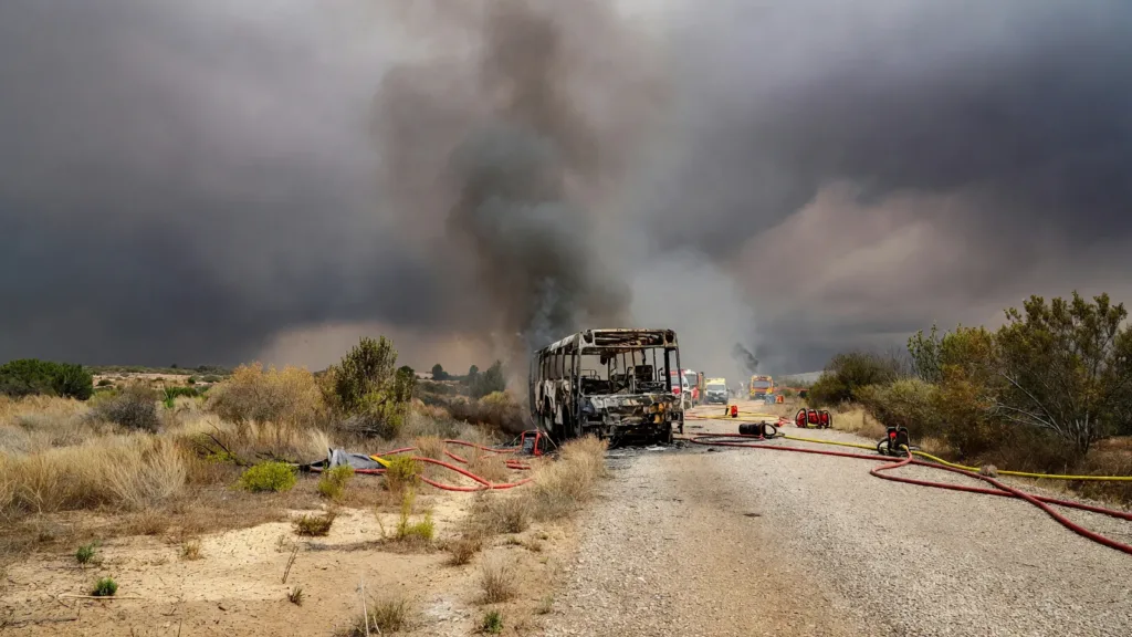 Le Muy : un bus détruit par un incendie sur la RN7, la circulation interrompue