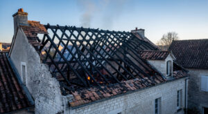 Les Fins : incendie au 3e étage, deux appartements détruits et sept logements inhabitables