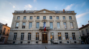 Limoges : minute de silence à la préfecture pour le gendarme Dorian Larigaudrie