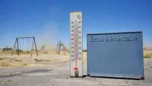 Mâcon : le maire Courtois autorise les parents à garder leurs enfants à la maison en alerte rouge canicule