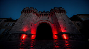 Manosque : la porte de la Saunerie s&rsquo;illumine en rouge pour le don du sang