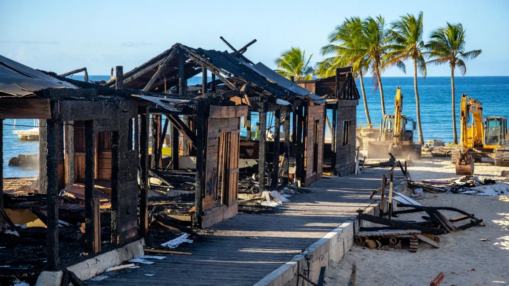 Marina de Saint-François : début des travaux de démolition des commerces incendiés