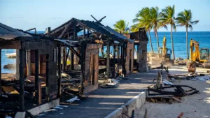 Marina de Saint-François : début des travaux de démolition des commerces incendiés
