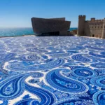 Marseille : une fresque bleue éphémère sur le parvis du J4 entre Mucem et Cosquer