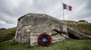 Merville-Franceville : le sous-préfet rend hommage aux commandos britanniques avec les cadets de la gendarmerie