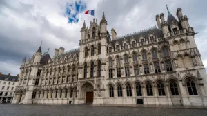 Nicolas Mayer-Rossignol, maire de Rouen, annonce une récidive de son cancer et reste en fonctions