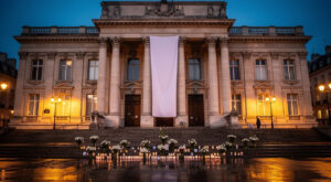 Nîmes : 400 à 500 personnes rendent hommage à Lyhanna devant le Palais de Justice