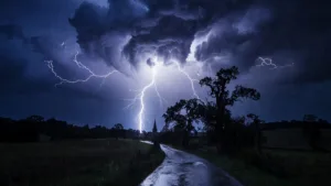 Orages violents en Côte-d&rsquo;Or : plus de 1 300 éclairs et des dégâts sur les routes dans la nuit du 28 au 29 juin