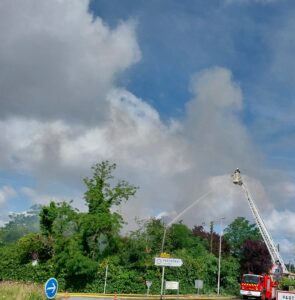 Incendie à Parthenay : le rond-point de Pompaire bloqué, 50 foyers sans électricité