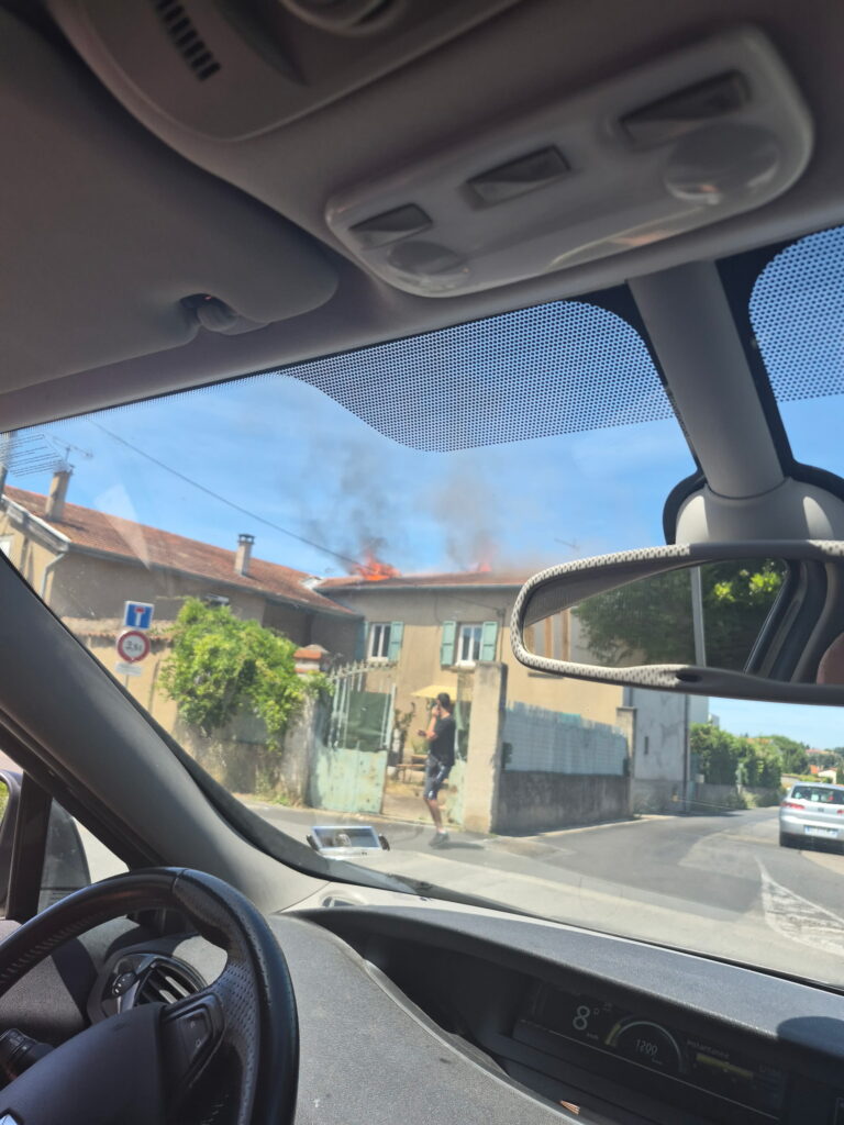 Incendie de toiture à Craponne : 25 pompiers mobilisés samedi après-midi