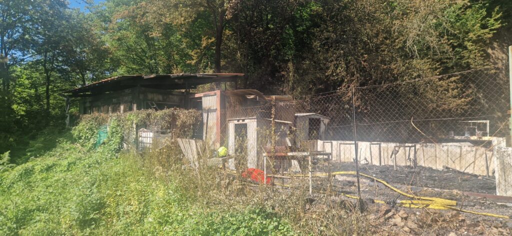 Incendie sur un stand de tir à Saint-Laurent-de-Chamousset : bâtiment effondré, munitions à l&rsquo;intérieur