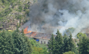 Meyras : incendie d&rsquo;une maison de 500 m², propriétaire blessé, RN102 coupée