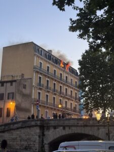 Narbonne : violent incendie au dernier étage d&rsquo;un immeuble du quai Dillon, 25 pompiers mobilisés