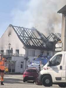 Dampierre-les-Bois : violent incendie au-dessus d&rsquo;une pharmacie, la circulation coupée