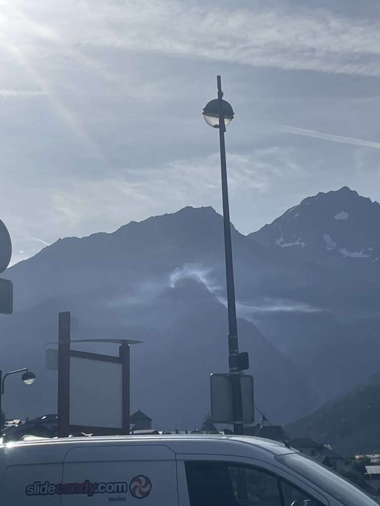 Savoie : un départ de feu de forêt maîtrisé au Planay après les orages de canicule