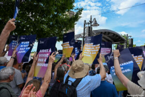 Paris : 4 000 à 6 000 manifestants anti-euthanasie malgré la canicule